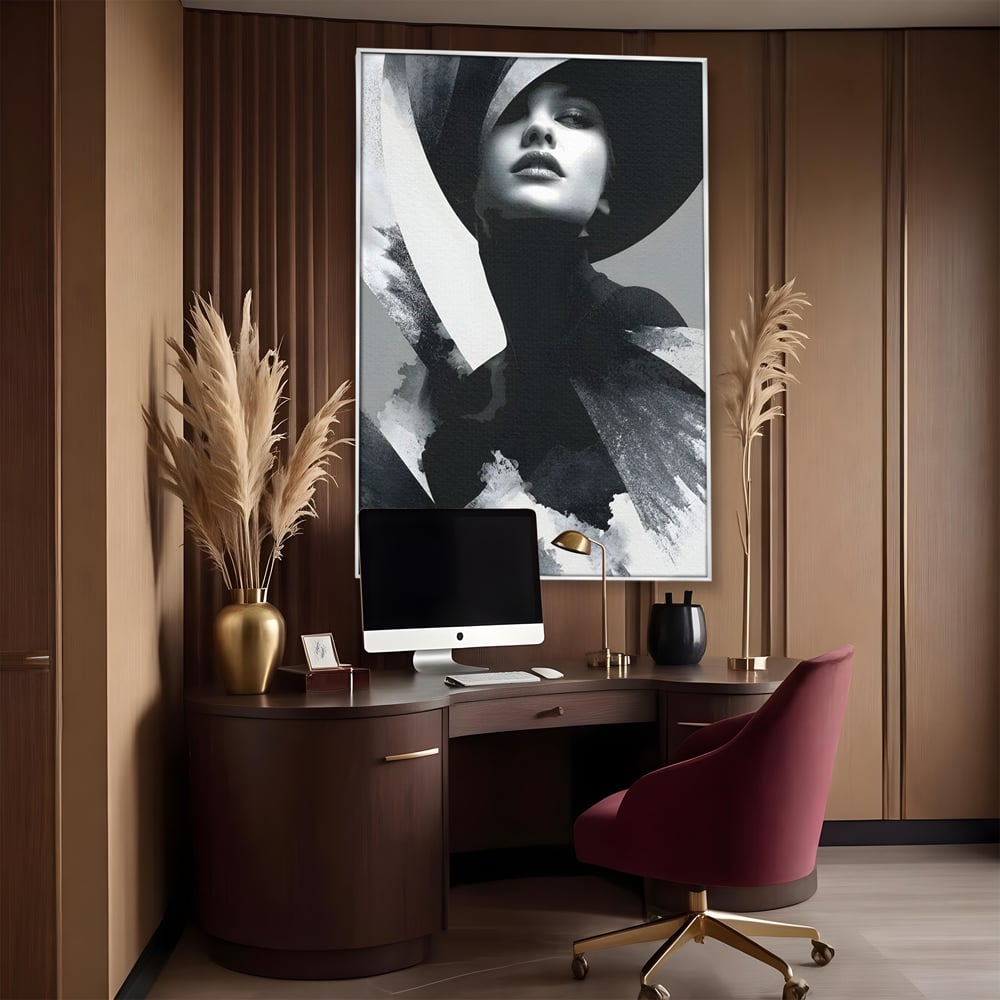 Tablou canvas cu tablou canvas cu portret artistic de femeie, in rama de aluminiu argintiu, pe perete intr-un birou